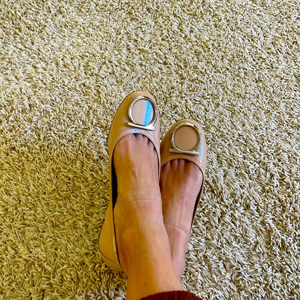 New barely used ferragamo flats